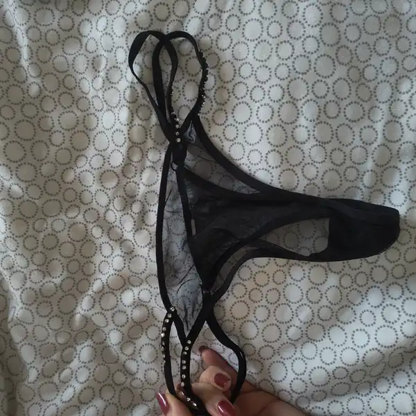 Perizoma e reggiseno incrociato con cui mi sono masturbata
