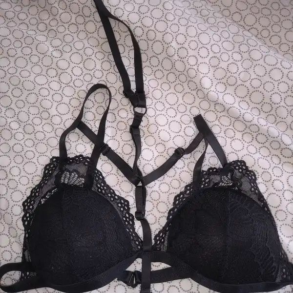 Perizoma e reggiseno incrociato con cui mi sono masturbata